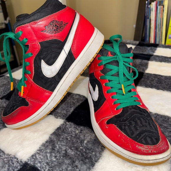 Nike Air Jordon 1 Mid SE Christmas Sneaker In Black, Fire Red & White Sz 8 - Picture 12 of 12